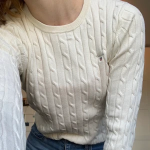 Kanelstickad tröja GANT - Här är en tröja som jag älskade för några år sedan men längre inte använder då det inte är min stil. Den har dock inga fläckar eller skador och är som ny! 