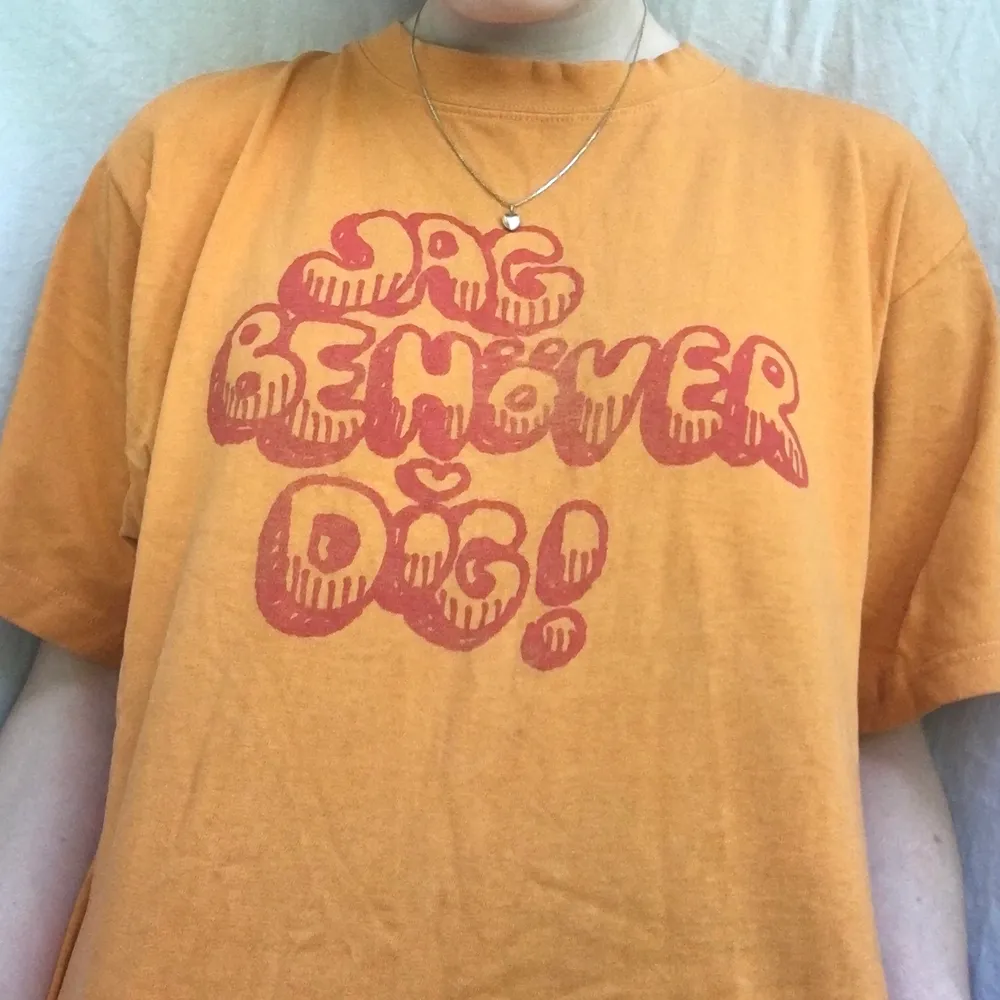 Jättefin orange t-shirt med tryck ”Jag behöver dig” på framsidan, köpt på second hand. Se baksidans tryck på bild 3. Avklippt längst ner men fortfarande oversized. Köparen betalar frakt på 44kr. Allt som allt mysig tröja med gulligt tryck! 🍊. T-shirts.