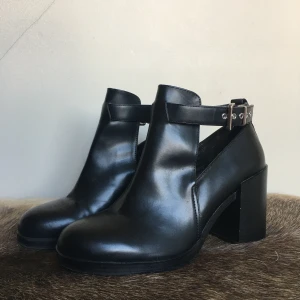 Högklackade Skor  - Storlek 41, mycket bra skick (endast använda en gång). Från Pull&Bear