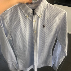 Ralph Lauren Skjorta XS Dam - Ljusblå, blå Ralph Lauren skjorta i storlek XS, dam. Sparsamt använd, nyskick.