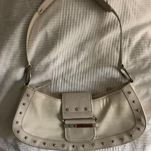 Jättefin guess baguette bag i toppskick!:)  - Superfin väska i toppskick, Väldigt unik! Tar betalning via swish! Köpare står för frakt kostnaderna!:) 