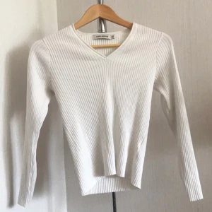 Vit ribbad tröja XS - Lägger upp igen pga oseriös köpare!! Har en jättefin ribbad tröja från Åhléns som endast är använd en gång utöver på bilden. Tröjan är stretchig och passar även strl S. Smal passform och bekväm.
