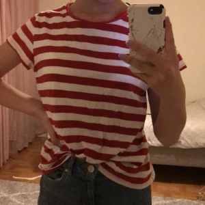 Vit och röd randig t shirt - Randig t shirt, aldrig använd. 20 kr, frakt är inte inkluderad 