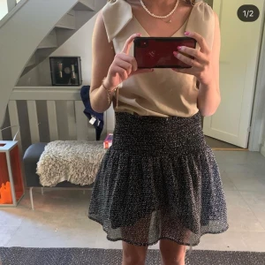 Kjol - Volankjol från Åhléns i storlek S