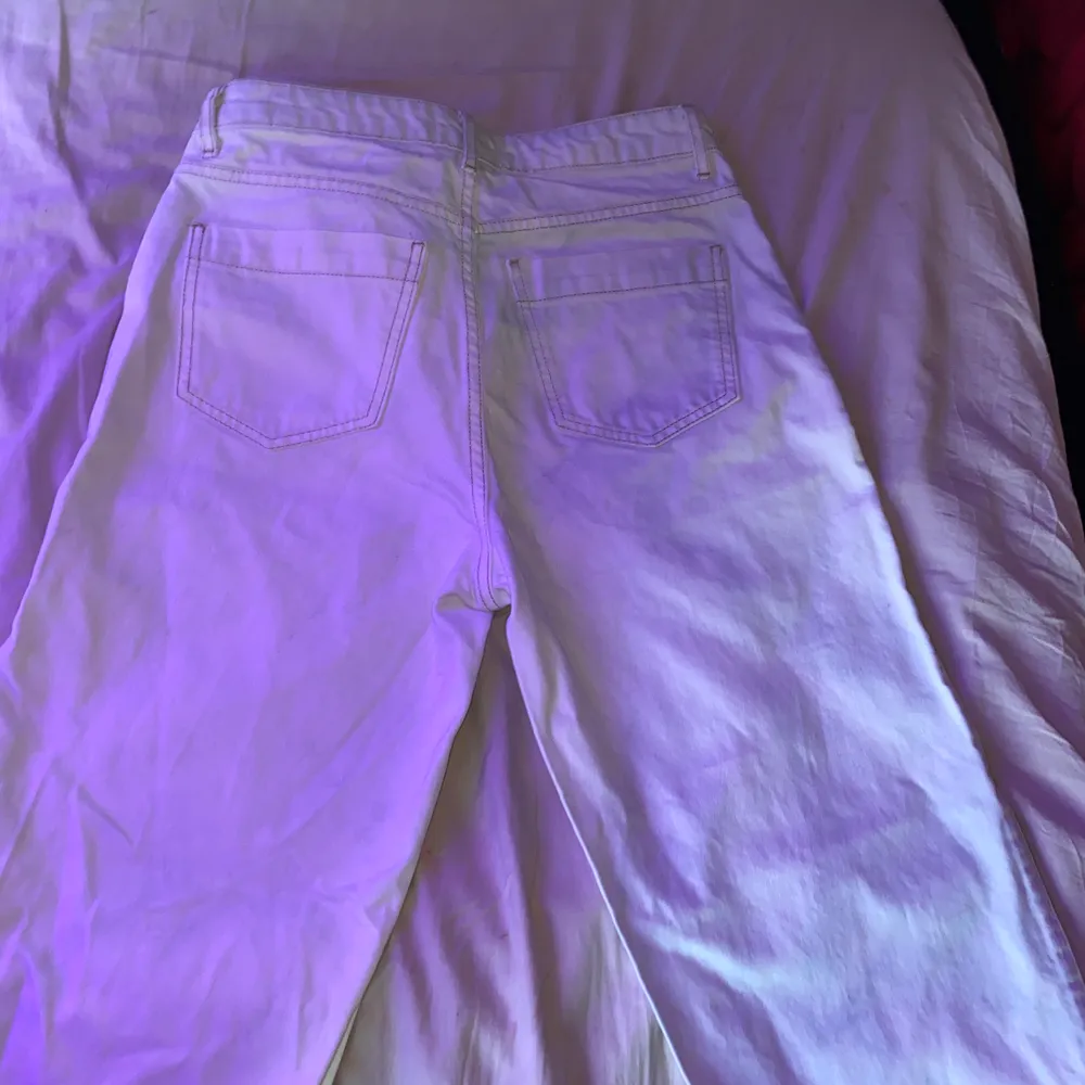 Super fina vita jeans🤍 knappt använda💜 köparen betalar frakt 📦 . Jeans & Byxor.