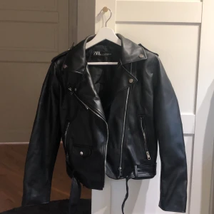 Skinnjacka från Zara - Svart skinnjacka från Zara. Storlek L. Sitter tajt på en L och snyggt oversized på en XS/S/M. 