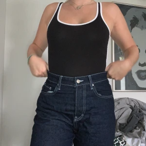 Svart tanktop body - Jättefin body från Ginatricot, bara använd några gånger men är fortfarande i bra skick. Köparen står för frakt!💓