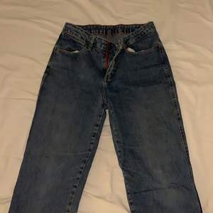 Jeans från Wrangler i storlek 25W. Rätt stretchiga så passar nog 24-26W. Vet ej exakt längd men skulle gissa på 30/32. De är en rak modell