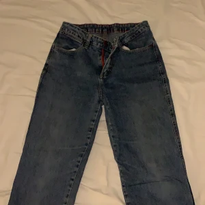 Wrangler jeans - Jeans från Wrangler i storlek 25W. Rätt stretchiga så passar nog 24-26W. Vet ej exakt längd men skulle gissa på 30/32. De är en rak modell
