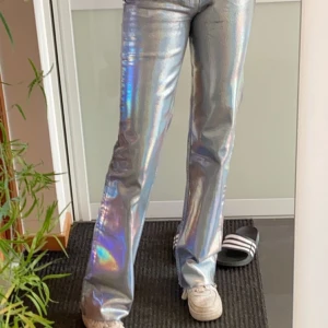Silverjeans!! - Dom populära slutsålda silverjeansen från zara!! Sviiiinsnygga och balla men används inte! Sparsamt använda. Storlekslappen sitter inte kvar men skulle säga att dom är i storlek 34! Lite tajta på mig som brukar ha W26. BUDGIVNING AVSLUTAS 8/9 20:00💘