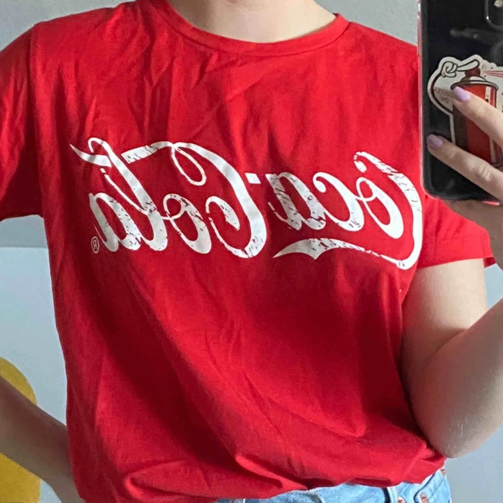 CocaCola t-shirt från bikbok. Supernsygg och mjuktmaterial. Hör av er vid intresse. T-shirts.