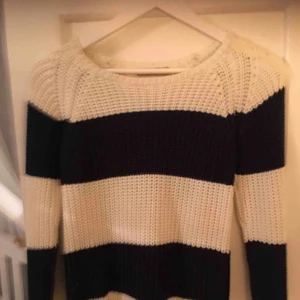  - Oanvänd stickad tröja. Passar även small. •Köparen står för frakt!
