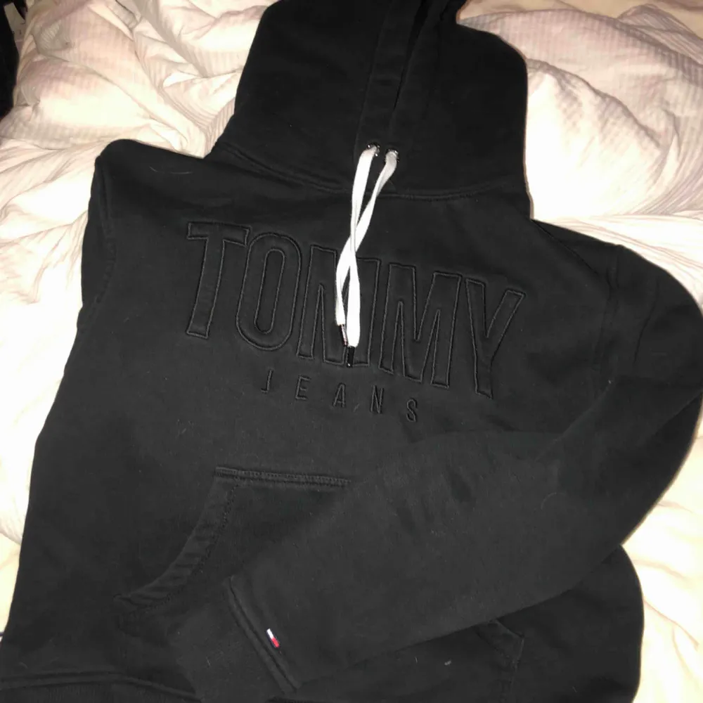 Svart hoodie i storlek XS/S från tommy hilfiger / tommy jeans Nypris- 1099 kr. Tröjor & Koftor.