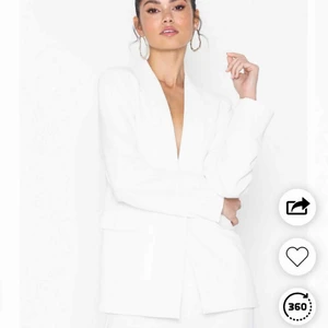  - Helt oanvänd kavaj från Nelly, endast provad. Perfekt till skolavslutning eller student! Den är lite stor i storleken. Ordinarie pris: 499kr