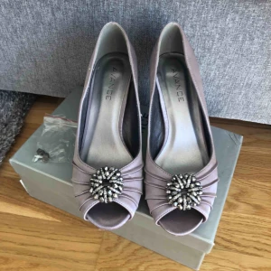  - ✨ Bröllopsskor/festskor ✨ •Säljer ett par satinskor i storlek 39 •Mycket bekväma 190 kr med frakt •Använda vid ett tillfälle, bara några timmar •Säljes i sin originalkartong 📍Mölnlycke/Göteborg 🚫Djurfritt och rökfritt hem