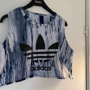Adidas linne - Croppat linne från Adidas. Den är tyvärr inte äkta men i princip oanvänd så i bra skick. Köparen står för frakt!