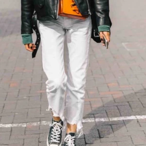  - Vita jeans från Zara med slitningar nedtill, strl 36. Fint skick! Passar en runt 168-173 cm längdmässigt. 