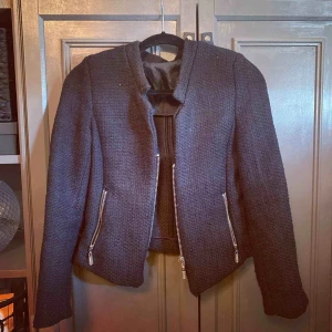  - 🌿Måste nu, pga platsbrist, sälja en stor del jättefina kläder, väskor och skor. Bra pris och mycket är i nyskick*  🌿Skickas billigt över hela Sverige (ca 18-36kr frakt) eller lämnas över i centrala Göteborg      