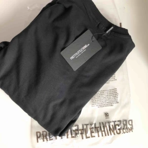 Svart oversised sweater - HELT NY baggy svart sweater från Prettylittlething! Har endast prövat den.Super fin o skön! Den är i storlek L men skulle säga att den mer M, jag är XS normaltvis🥰💕❤️😎✌🏼 (Säljer den eftersom att det var för dyrt att returnera) skriv för fler bilder!❤️