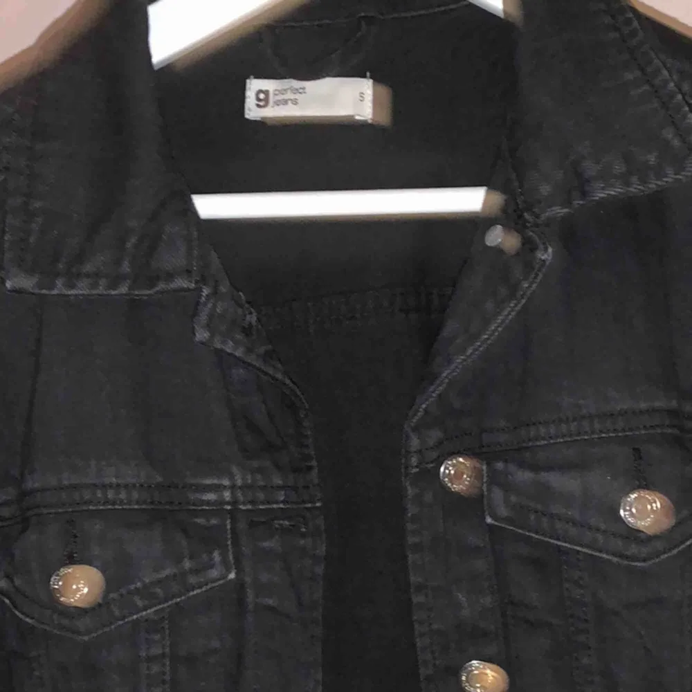 En svart jeansjacka från Gina tricot Köpt för 400 kr, rätt bra skick   Rätt liten S  Pris kan diskuteras. Jackor.