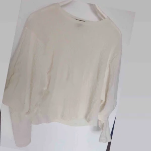  - Ny creme/vit långärmad tröja från Lindex. Figurnära och fräsch. Använd en gång. Har puffiga ärmar. 