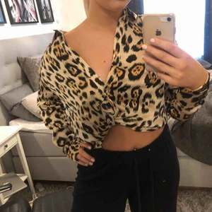  - Väldigt fin skjorta från only. Kan stylas på många olika sätt. Använd 1 gång. Frakt ingår (spårbar frakt blir mer) 