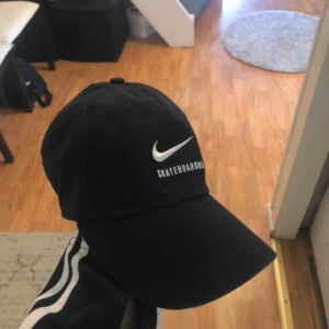  - Säljer denna keps, använd en gång💕