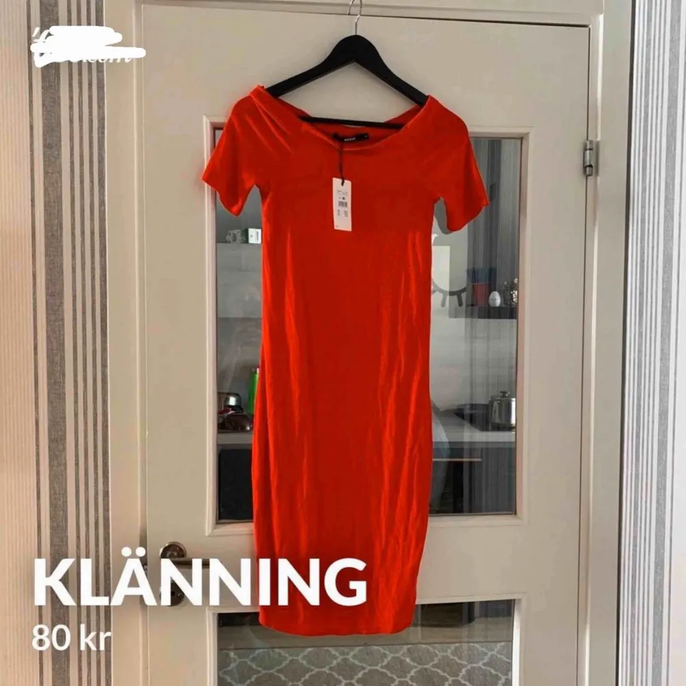 Säljer min röda off shoulder klänning, aldrig använd köpte den från Bikbok för 199 kr. . Klänningar.