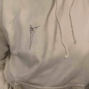 Egendesignad hoodie från mitt UF-företag (arthoodies_uf på Instagram) 250kr + 105kr frakt🥰 finns i storlek M och S
