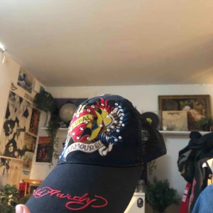  - Nice keps från Ed Hardy i y2k stil. Ingen diamant har ramlat av den är alltså i jävligt bra skick💙 frakt 25kr