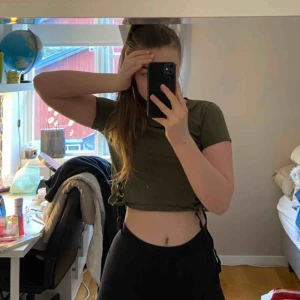  - Jättesöt croptop från Newyorker:) fint skick och knappt använd