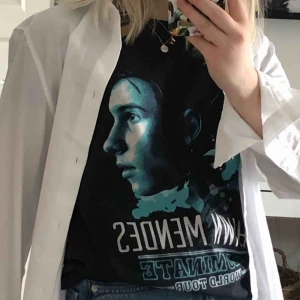  - En cool t-shirt från Shawn Mendes turné, Illuminate World Tour, 2017. Bra kvalité och inga slitningar. Passar till det mesta! Frakt 44 kr. 🥳