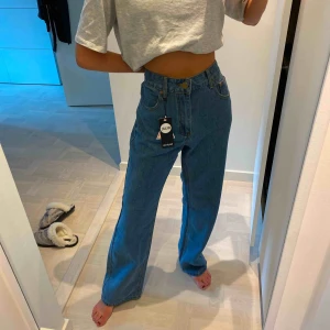  - Säljer oanvända jeans med prislapp på, då de är förstora. De är storlek 34, jag har mellan 32 & 34 i vanliga fall. Dessa passar en 34-36! Frakt tillkommer 63kr  | postas på måndag. Den som lägger högst bud får dem! Högsta bud 210 + frakt 