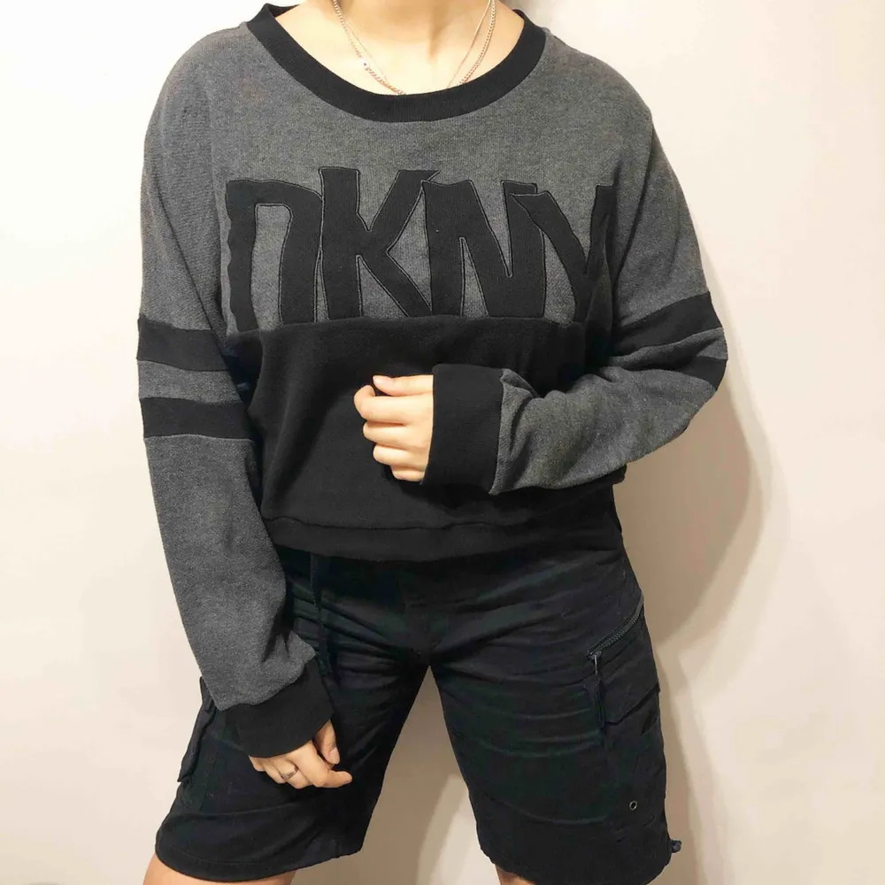 Mysig och snygg sweater från DKNY. Använd vid två tillfällen. Storlek L men passar även en storlek M och en storlek S. Köpt för 800 kr.. Hoodies.