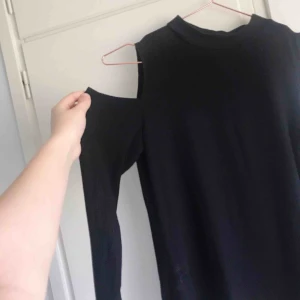  - En svart ribbad skön tröja men bara axlar, storlek xs, bra kvalité, knappt använd💕💕 köparen står för leveranskostnader ☺️