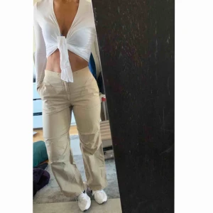  - Trendiga cargo pants i beige 🌟  Så snyggt till våren!