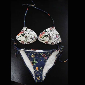  - En SÅ VACKER bikini från Zara- inköpt 2011 tror jag. •Aldrig använd! Tyget är så jäkla fint! Passar en som är XS-SMALL. 