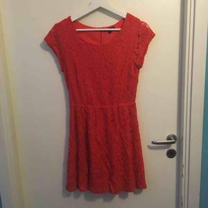 Röd GAP klänning köpt för många år sedan men knappt använd, säljer den för har bara hängt i min gaderob.... Är elastisk & har en dragkedja i ryggen. Passar mig, som är en storlek 38/40 & 178cm lång. 