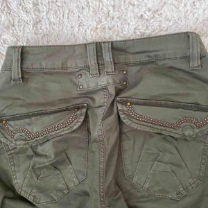  - Cargobyxor från märket mos mosh. Vet inte den exakta storleken men skulle säga att det är S/36. Köparen står för frakten