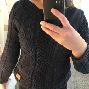  - Superfin Marinblå stickad tröja med mönster. Väldigt fint skick, säljer för att jag inte använder den längre..  köparen står för frakten