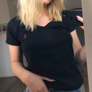  - Min snyggaste t-shirt är nu för stor. Strl är XL men sitter som S/M beroende på min kroppsform!