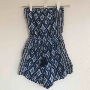  - Superfin blå, mönstrad playsuit från hollister. Använd men fin kvalité, passar även XS. Eventuell frakt står köpare för💗⚡️
