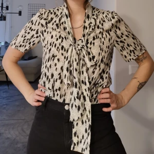 Blus leopard  - Snygg blus, knappt använd, frakt tillkommer. Skickas inom 5 dagar efter mottagen betalning 