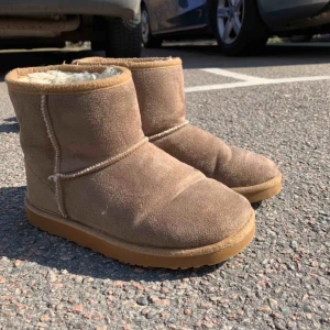  - Uggs!! Är tyvärr lite för små för mig. Köptes på plick men har själv aldrig fått användning av dem. 