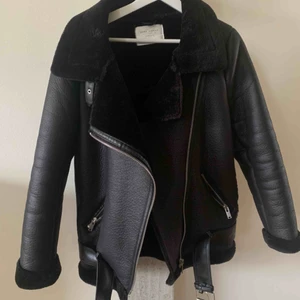  - Knappt använd jacka från Zara, nypris 1000kr. Hör av er för fler bilder! :) 