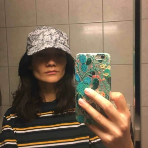  - Oanvänd och fin New Black keps. Passar både herrar och damer. 🐼