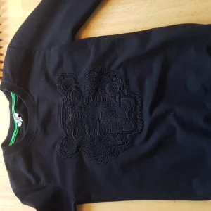 Kenzo långärmad - För liten för mig så säljer den, ca 7 månader gammal, knappt använd pga storleken