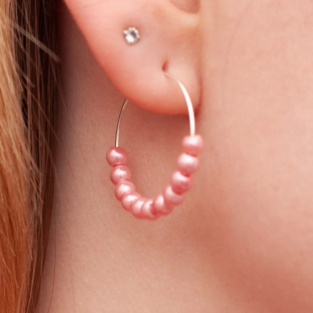 Silverfärgade hoops med rosa pärlor, nickelfria. 11:- i frakt, fri frakt vid köp över 100:-. . Accessoarer.
