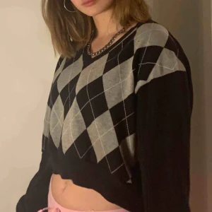  - Ball croppad tröja i snyggt mönster! Fint skick! Köparen står för frakt🦋