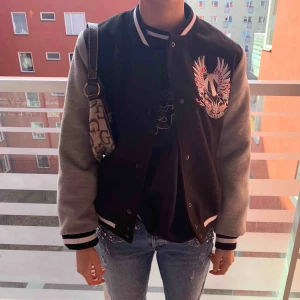  - En as härlig baseball jacka, vårjacka i toppen skick!